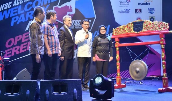 
					Menteri Pariwisata dan Ekonomi Kreatif, Wishnutama saat membuka Welcome Party and Opening Ceremony Asian Championship 2019 di area panjat tebing Stadion Pakansari.