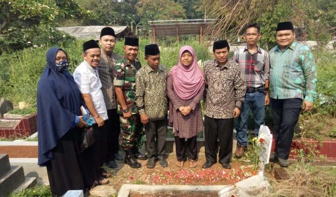 
					KPU Kota Depok menggelar upacara dan berziarah kubur ke makam para mantan Kelompok Penyelenggara Pemungutan Suara (KPPS)