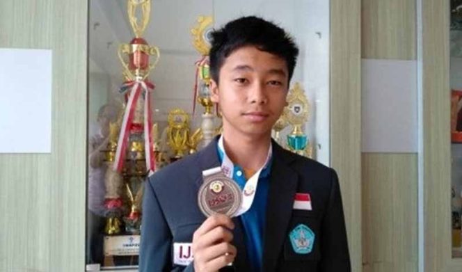 
					Muhammad Adyan Dafi (14) siswa kelas IX SMP Cahaya Rancamaya Kota Bogor, memperoleh perak  pada ajang International Junior Science Olympiad (IJSO) di Doha, Qatar.