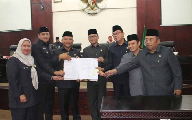
					Wali Kota Bekasi Rahmat Effendi menyampaikan besaran APBD 2020 telah disepakati pada Sabtu (30/11) dini hari dengan beberapa catatan.