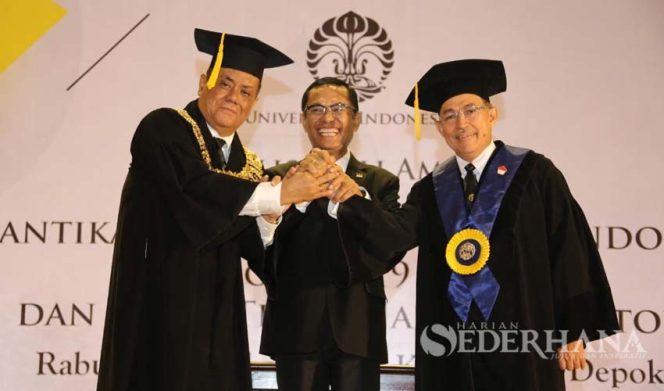 
					Ari Kuncoro (kiri) resmi dilantik menjadi rektor UI periode 2019-2024.