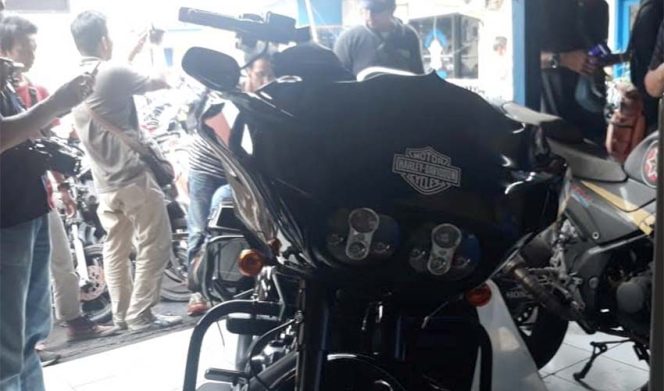 
					Barang bukti moge yang menabrak Siti Aisyah (52) hingga tewas dan cucunya yang bernama AS mengalami luka parah di bagian kepala.