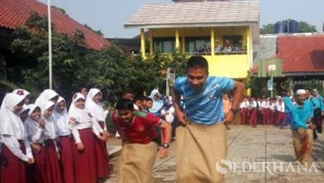 
					Para guru menggunakan karung serius melompat hingga garis finish di ajang Lomba Tradisioanal. Kegiatan ini sebagai ajang silaturahmi. 