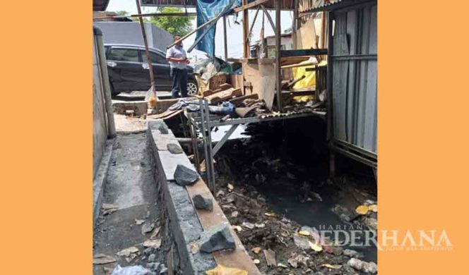 
					Bangli di atas saluran air yang rencananya dibongkar Satpol PP hari ini, Selasa (10/12).