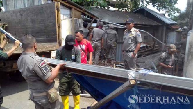 
					Satpol PP bongkar bangunan liar di atas saluran air di kawasan Pasar Kemirimuka.