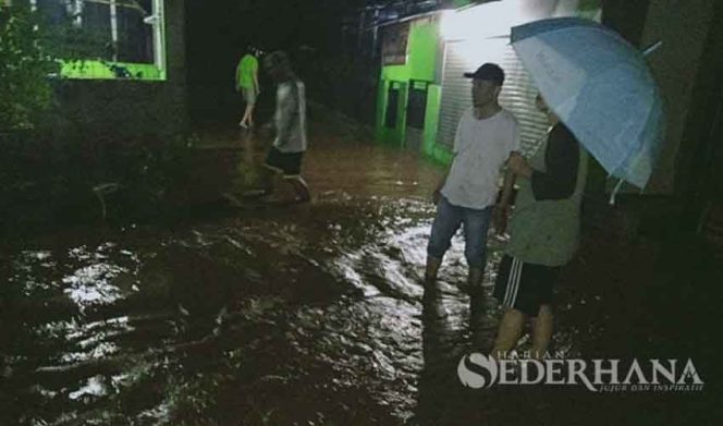 
					KEBANJIRAN : Banjir melanda warga Jalan Pertanian Tirtajaya, Sukamajaya Depok.