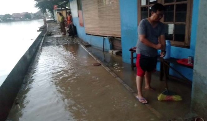 
					Proyek bantuan DKI Jakarta yaitu normalisasi dan revitalisasi di Situ Rawa Besar, berdampak negatif bagi warga saat hujan turun.