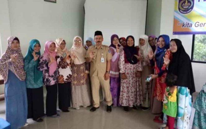 
					Lurah Sukatani, Cahyanto foto bersama para pengurus Bank Sampah di Aula Kantor Kelurahan Sukatani.