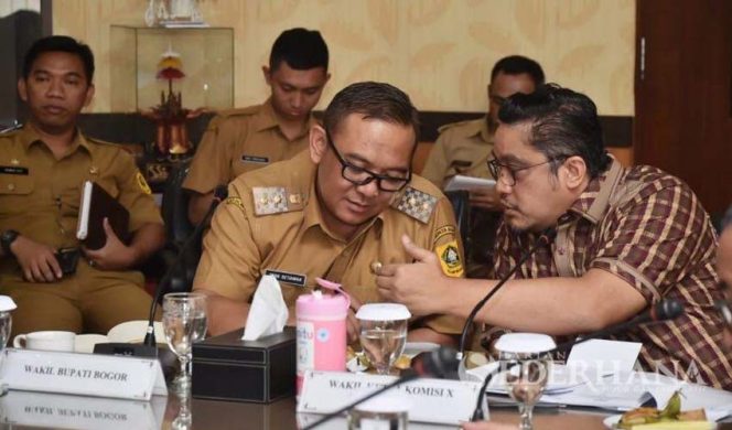 
					Wakil Ketua Komisi X, Dede Yusuf (kanan) dan Wakil Bupati Bogor, Iwan Setiawan di Pendopo Bupati, Jalan Tegar Beriman, Kecamatan Cibinong, Jawa Barat.