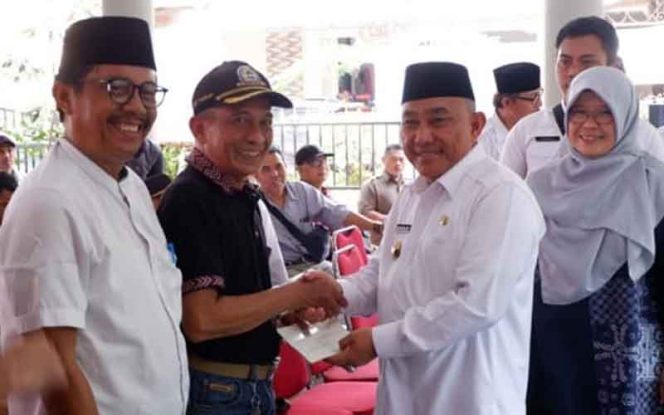 
					Wali Kota, Mohammad Idris menyerahkan buku rekening untuk pengambilan dana insentif RT, RW dan LPM di Kecamatan Beji.