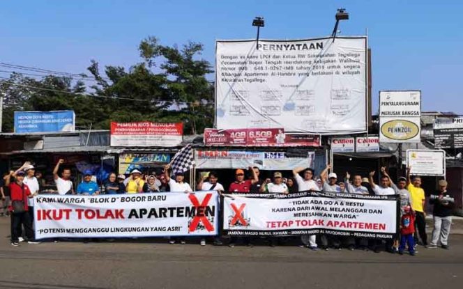 
					Puluhan warga Bogor Baru,  Ciheuleut yang menolak pembangunan Apartemen Alhambra melakukan aksi damai
Minggu (01/12) siang.