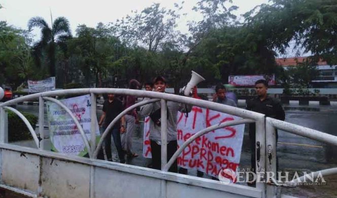 
					Beberapa elemen mahasiswa menggelar aksi untuk rasa di depan gedung DPRD Kota Bekasi.