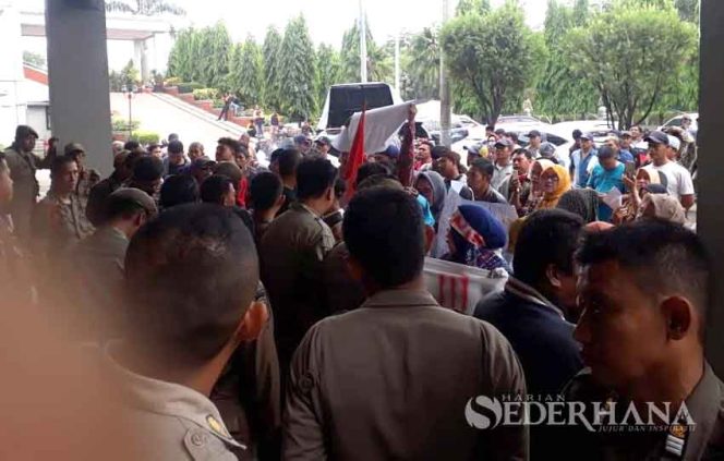 
					Puluhan pengunjuk rasa yang menggeruduk gedung DPRD, Kamis (12/12) siang.