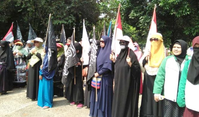 
					Masyarakat Bekasi Peduli Kemanusiaan Uyghur hari ini melakukan aksi unjuk rasa atas kebiadaban komunis China terhadap etnis Uyghur di depan Monumen Perjuangan Rakyat Bekasi, Alun alun, Bekasi Selatan.