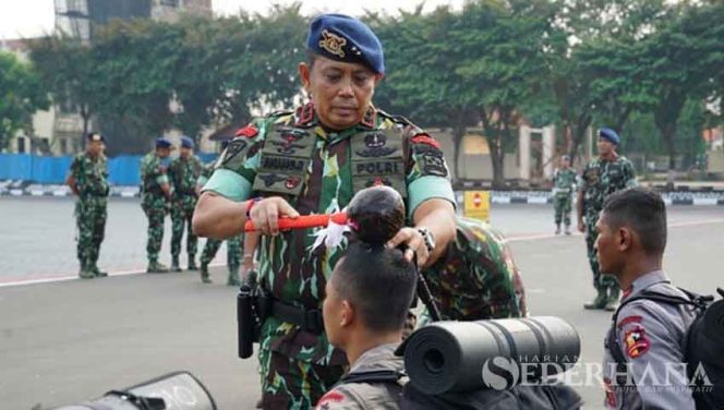 
					Tradisi siraman personel lulusan Pendidikan Pembentukan (Diktuk) Tamtama Angkatan 46 Pusat Pendidikan Brimob tahun 2019.
