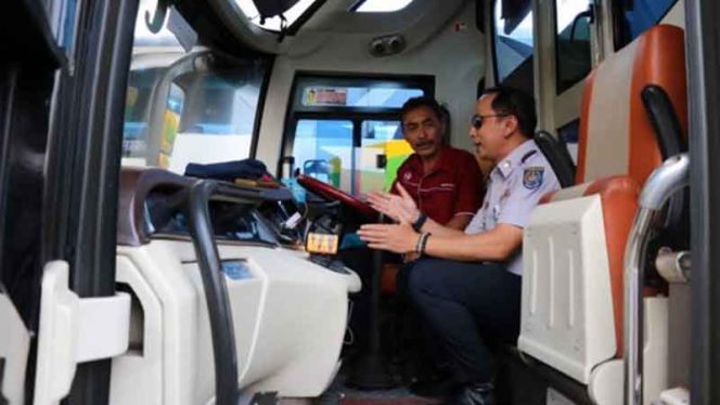 
					Kadishub Kota Depok, Dadang Wihana saat dialog dengan pengemudi bus luar kota di Terminal Jatijajar.