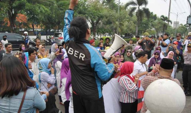 
					'Pejuang Kartu Sehat', menggelar aksi unjukrasa di depan KantorDPRD Kota Bekasi.