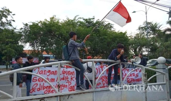 
					Mahasiswa Kembali Geruduk DPRD