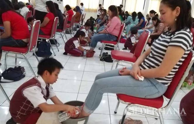 
					Ratusan murid SDS Ananda Bekasi mulai kelas 1-6 bercucuran air mata saat membasuh kaki ibu.