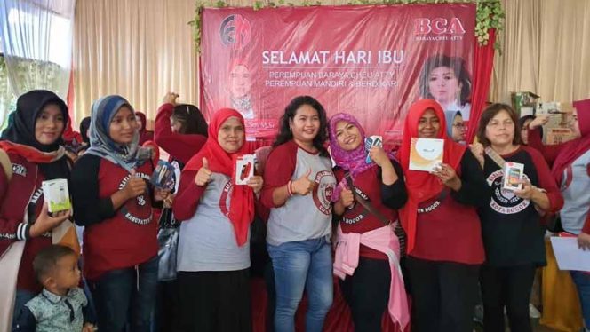 
					Ratusan emak-emak yang tergabung dalam Baraya Ceu Atty (BCA) kumpul bareng di Teras Mak Uwo, Jalan Brigjen Saptaji, Kecamatan Bogor Barat.