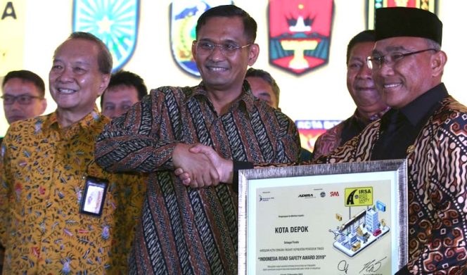 
					Penghargaan tersebut diterima langsung oleh Wali Kota Depok, Mohammad Idris (kanan) di Grand Ballroom Shangri-la Hotel Jakarta. (Foto : Istimewa)