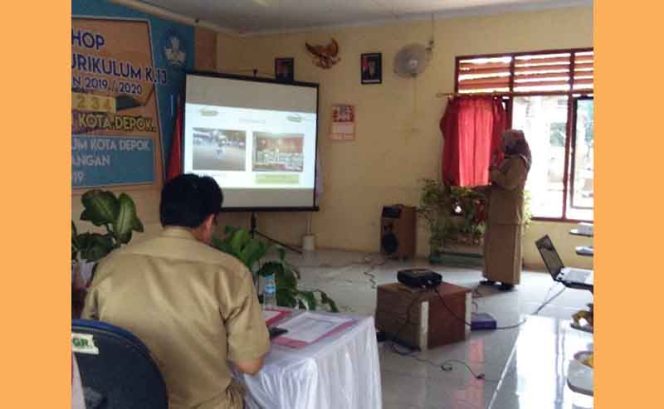 
					Idawati, Kepala SDN Cinangka 02 memaparkan infrastruktur dan prestasi siswa di sekolah dalam penilaian kinjer kepala sekolah.
