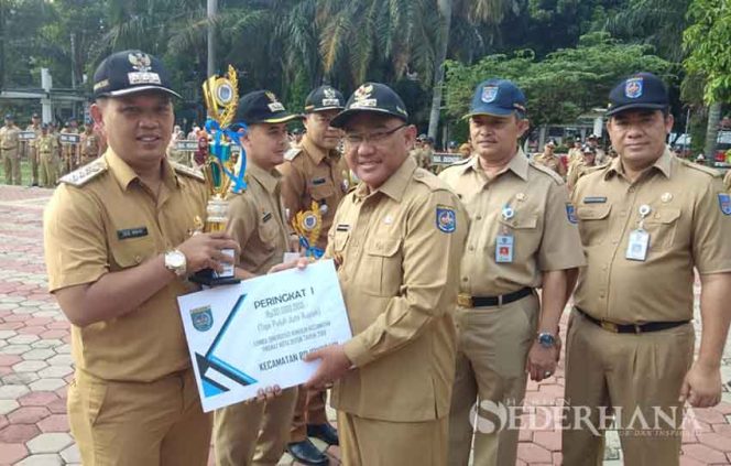 
					Mohammad Idris menyerahkan penghargaan kepada tiga kecamatan yang menjadi juara dalam Lomba Sinergitas Kecamatan Tingkat Kota Depok Tahun 2019.