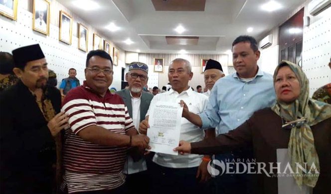 
					Protes dari warga Bekasi atas Penghentian sementara layanan Jamkesda KS-NIK.