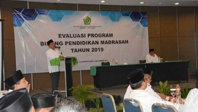 
					Kepala Kantor Wilayah Kementerian Agama Provinsi Jawa Barat, H. A Buchori memberikan paparan dalam evaluasi program pendidikan madrasah.