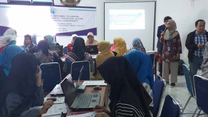 
					Koordinator Pengabdian Masyarakat PNJ, Anik Tjandra Setiati saat memberikan sambutan pembukaan pelatihan perbaikan administrasi menggunakan spreadsheet kepada puluhan kader Posyandu Kelurahan Pancoran Mas di Aula Kantor Kelurahan Pancoran Mas, Depok.