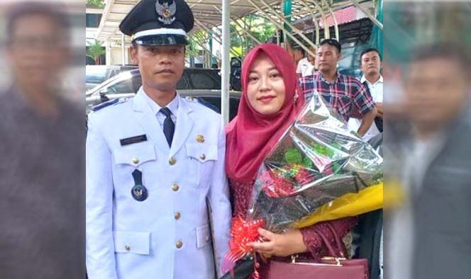 
					Kades Sukaraja, Dede Iskandar (45) bersama istri.