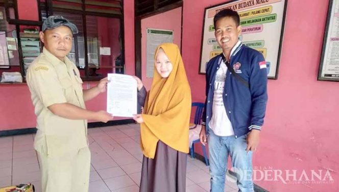 
					Yeyen, perwakilan pemudi Ciburayut didampingi Irfan Wakil Ketua Karang Taruna Kecamatan Cigombong, saat menyerahkan formasi kepengurusan Karang Taruna ke pihak Desa.