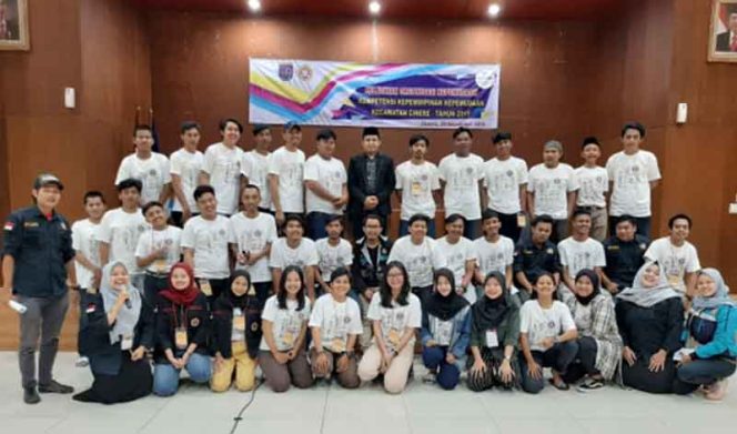 
					Pengurus dan anggota Karang Taruna Cinere saat mengikuti pembinaan di kawasan Kabupaten Bogor. 