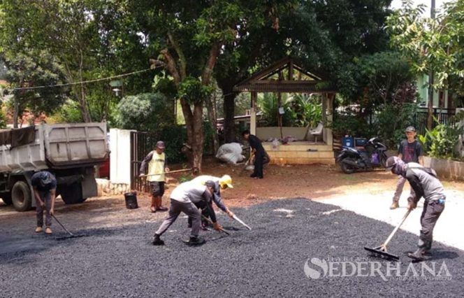 
					Petugas dari dinas terkait melakukan pengaspalan halaman kantor Kelurahan Sawangan Baru.