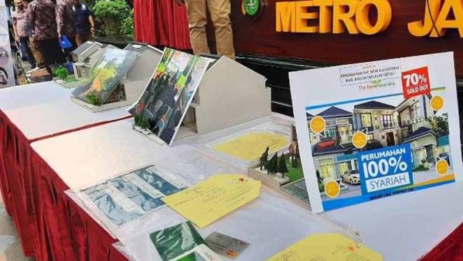 
					Penipuan bermodus perumahan syariah dengan korban hingga 3.680 orang.