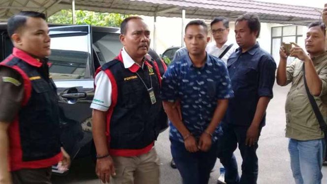 
					Kedua terdakwa tersebut adalah mantan ketua Pokja ULP KPU Kota Bogor Mar Hendro dan Mantan Bendahara KPU Kota Bogor Harry Astama.