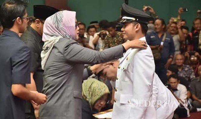 
					Bupati Bogor, Ade Yasin melantik 222 kepala desa terpilih di Gedung Tegar Beriman.