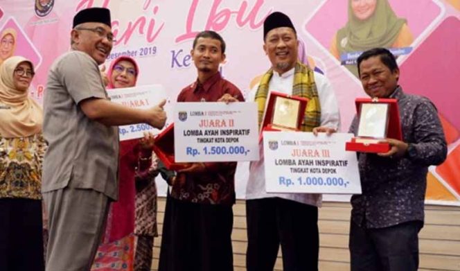 
					Wali Kota Depok, Mohammad Idris menyerahkan penghargaan kepada ayah inspiratif.