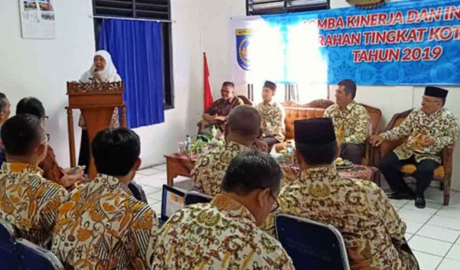
					Suasana penilaian dalam Lomba Kinerja dan Inovasi di Kelurahan Panmas, Kecamatan Panmas. 