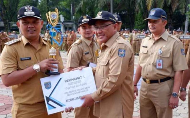 
					Camat Bojongsari, Dede Hidayat (kiri), saat menerima penghargaan Juara I Lomba Sinergitas Kecamatan Tingkat Kota Depok tahun 2019 di Balai Kota.