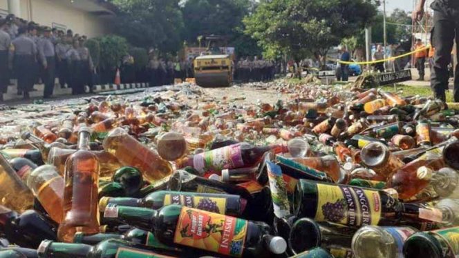 
					30.300 Botol minuman beralkohol dimusnakan