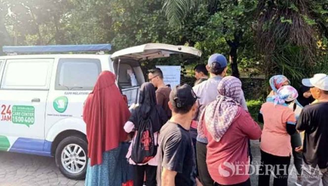 
					Warga mendatangi kendaraan Mobile Cistomer Service untuk meminta layanan BPJS Kesehatan. 
