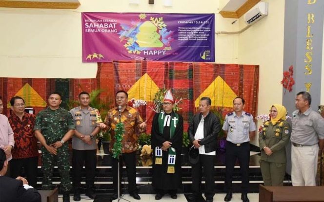 
					Wakil Walikota Depok Pradi Supriatna bersama Kapolres dan Dandim 0508/Depok saat meninjau kegiatan malam natal di gereja HKI, Kecamatan Pancoran Mas, Kota Depok.