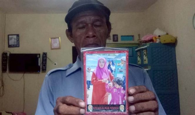 
					Sanak keluarga memperlihatkan sebuah foto Siti Aisah, nenek berusia 52 tahun bersama dengan cucunya, yang menjadi korban ditabrak moge saat hendak menyeberang dengan cucunya.