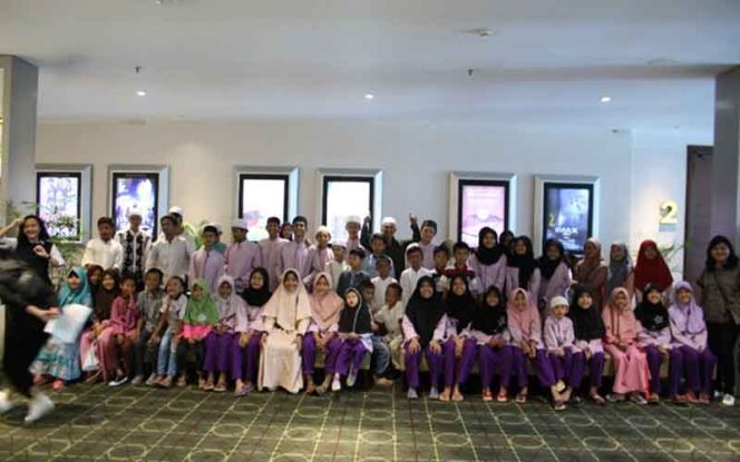 
					Anak-anak yatim diajak nonton bareng Frozen.