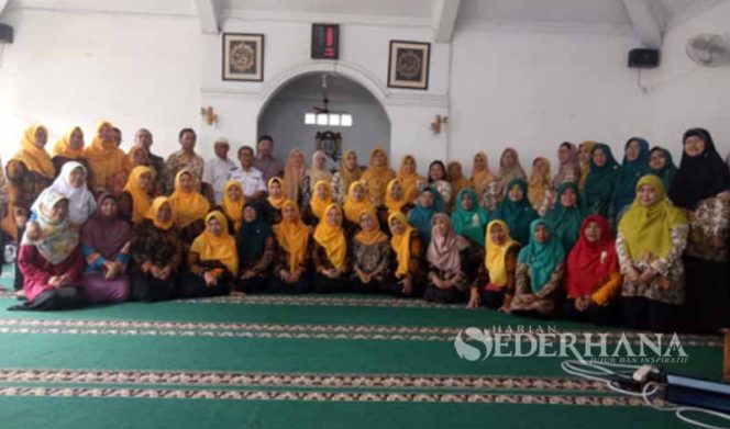 
					Kepala Dinas Perlindungan Anak Pemberdayaan Masyarakat dan Keluarga (DPAPMK), Nessi Annisa Handari foto bersama aparatur pemerintah, kader PKK, ketua RT-RW di Mushola Nurul Janah Kelurahan Panmas.