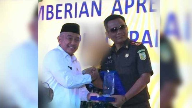 
					Wali Kota Depok, Mohammad Idris berikan penghargaan kepada Kajari Depok Yudi Triyadi.