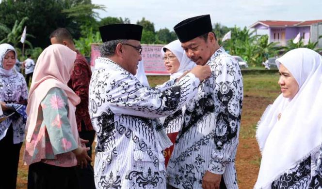 
					Wali Kota Depok, Mohammad Idris menghadiri dan menjadi Pembina Upacara pada kegiatan Upacara Peringatan HUT Persatuan Guru Republik Indonesia (PGRI) Ke-72 Tingkat Kota Depok. (Foto diambil sebelum Covid-19)