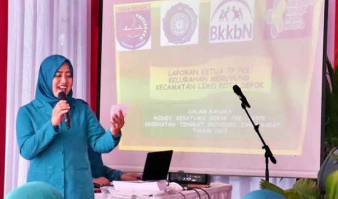 
					Ketua TP-PKK Kelurahan Meruyung, Dede Sumanti menyampaikan ekspose 10 Program PHBS di wilayahnya, saat Rechecking Kesrak PKK-KKBPK-Kesehatan di Kelurahan Meruyung.