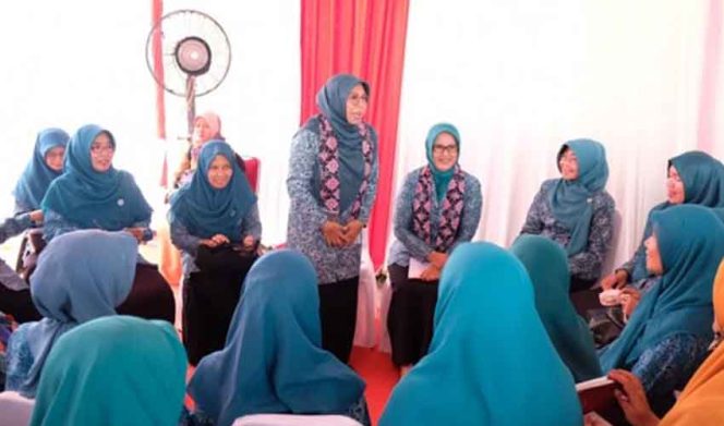 
					Ketua Tim Penggerak (TP) PKK Kota Depok, Elly Farida saat memberikan dukungan kepada kader di Kelurahan Meruyung. 